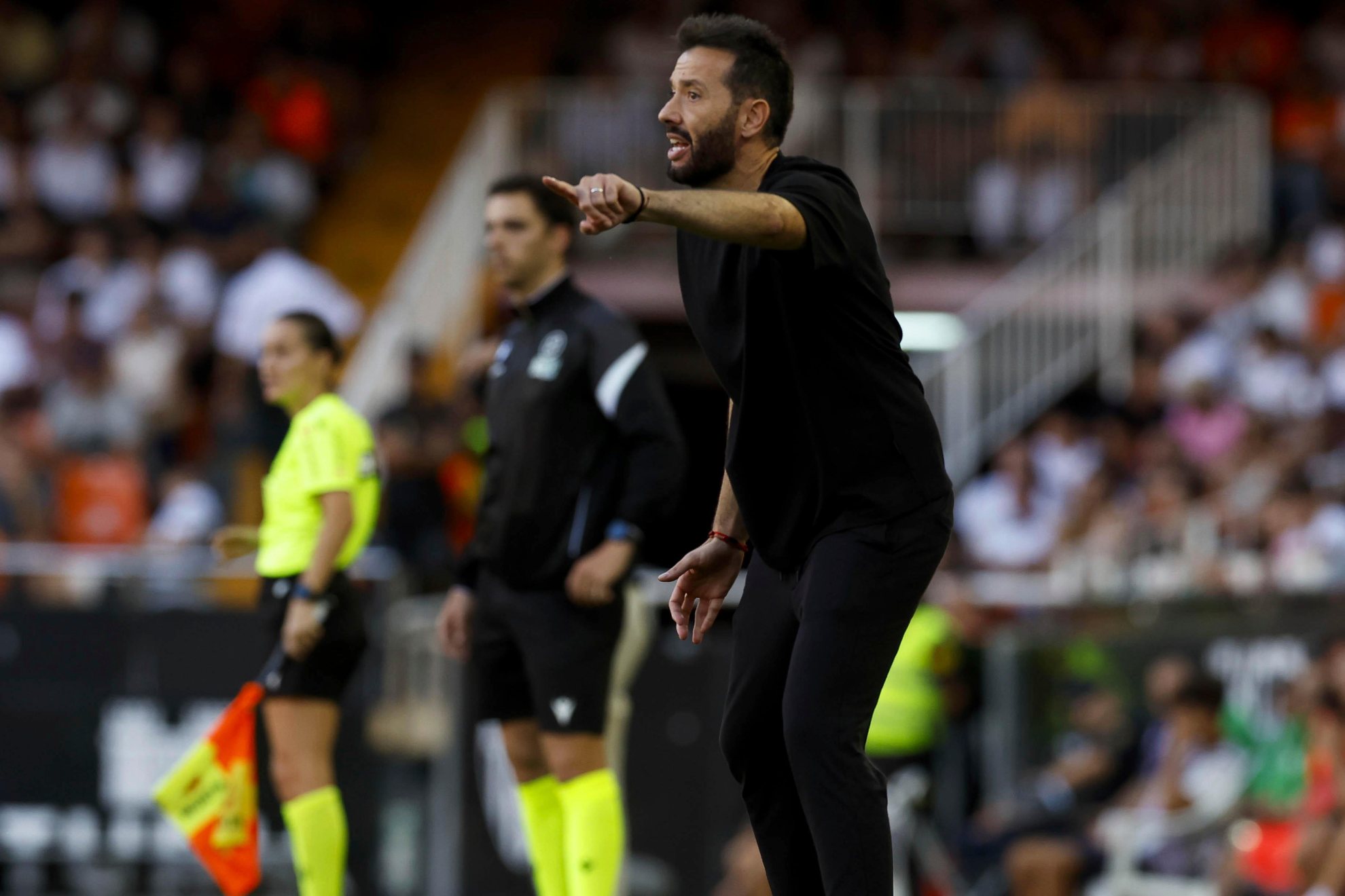 Carlos Corberán da instrucciones. LALIGA