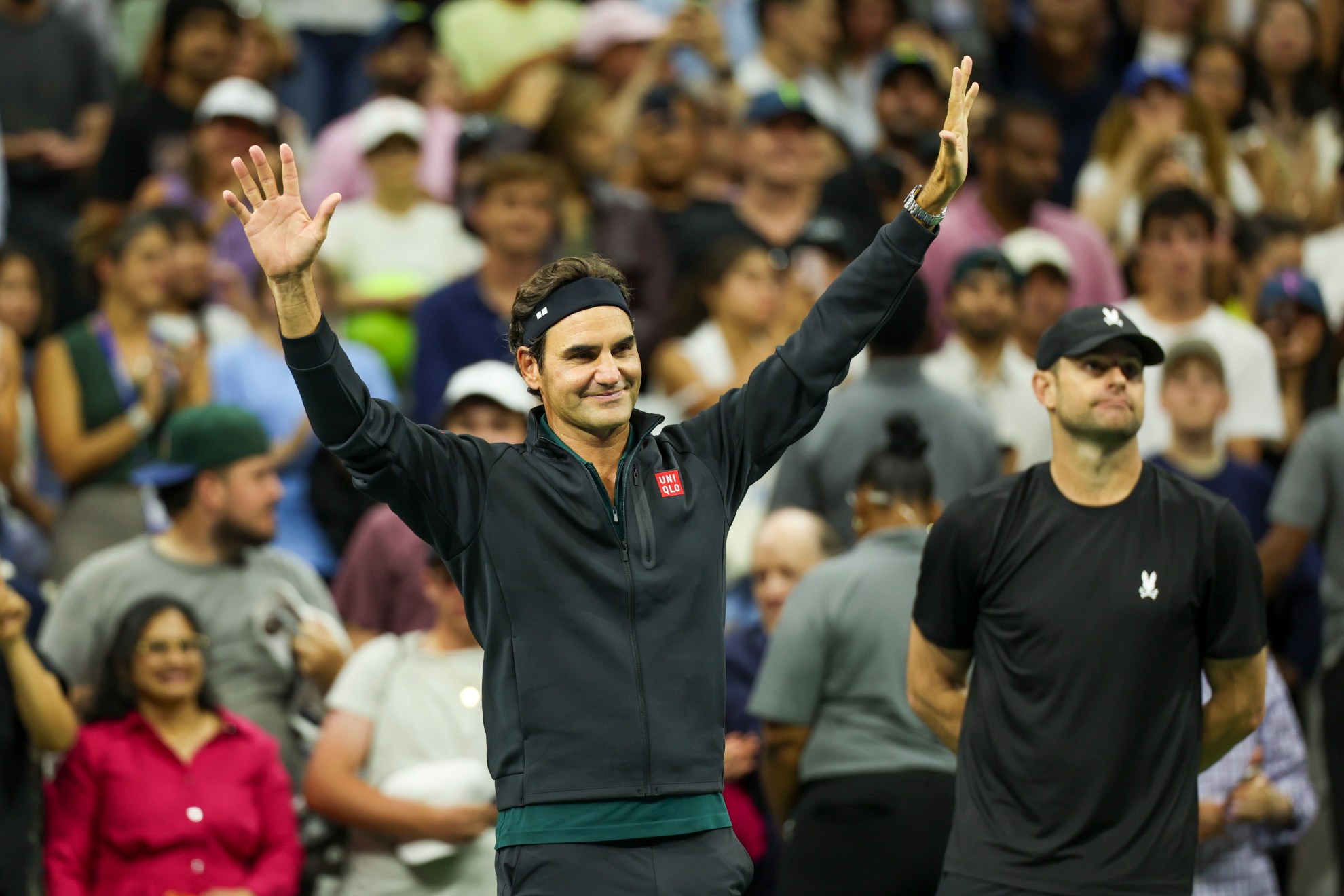 Roger Federer saluda a los aficionados tras la exhibición en el US Open. EFE