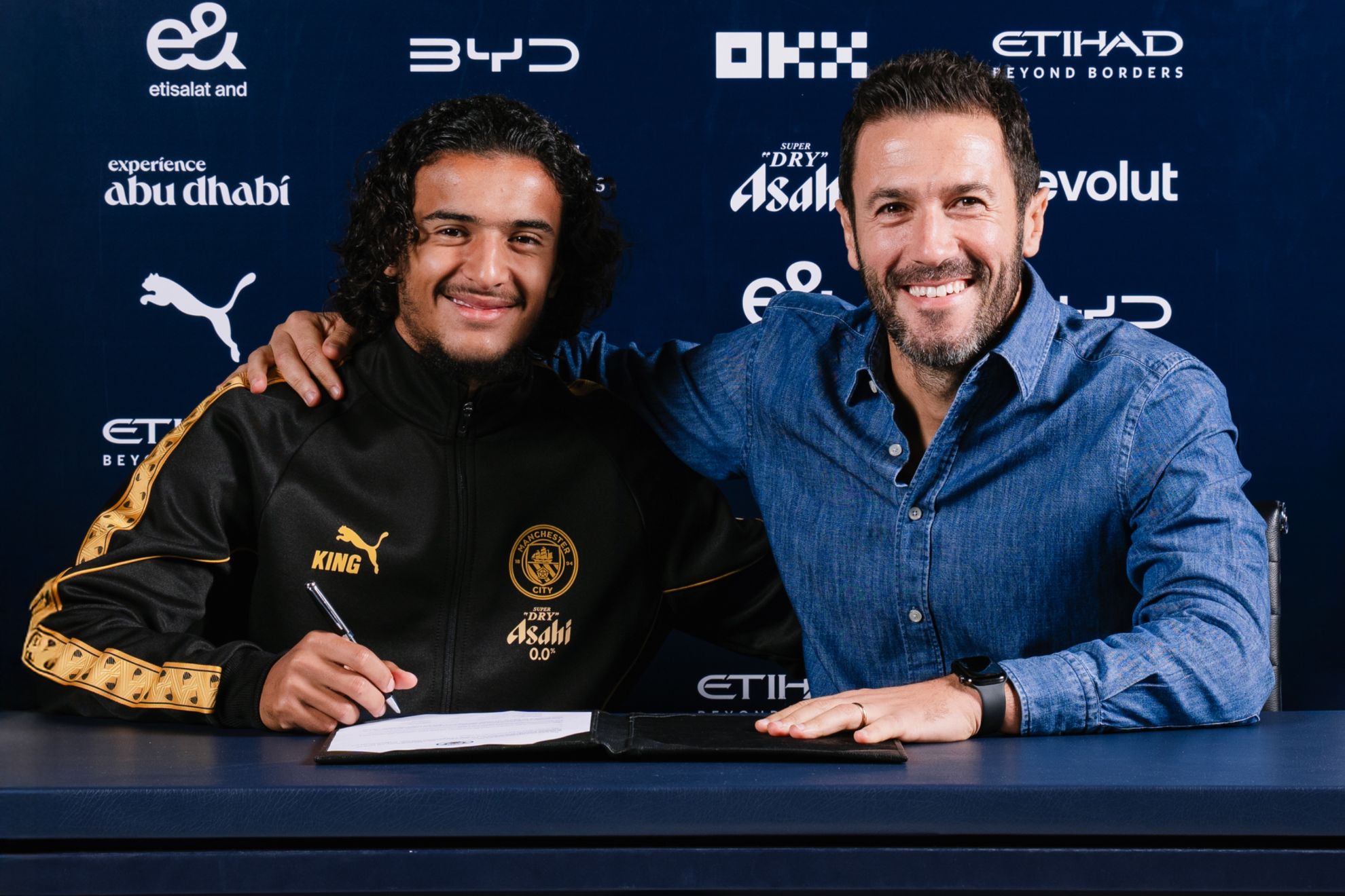 Bouaddi posa como nuevo jugador del Manchester City junto a Hugo Viana @ManCity