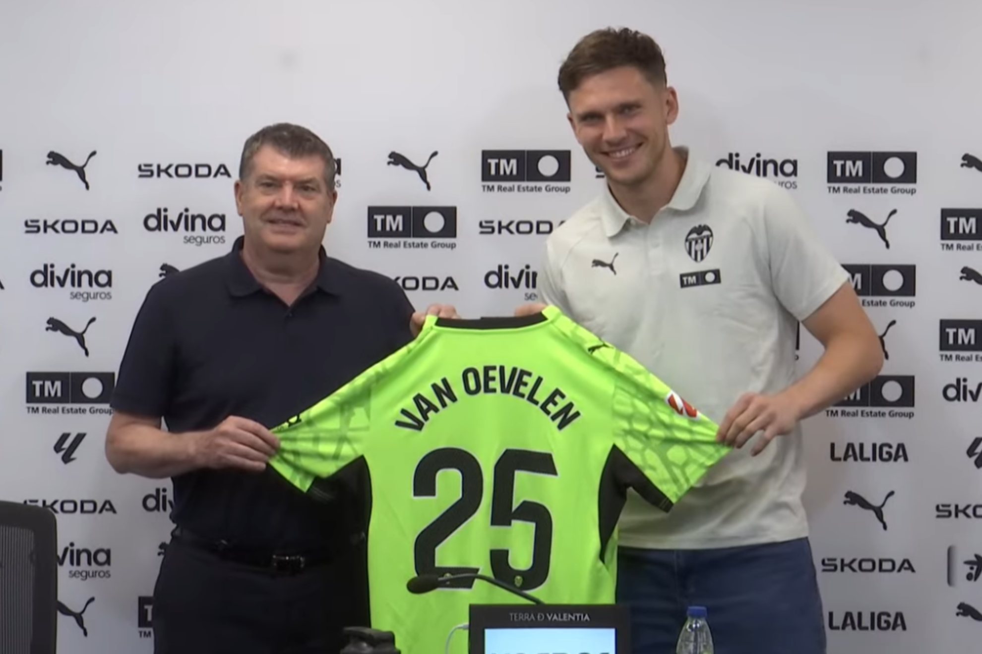 Van Oevelen posa junto al CEO de Fútbol del Valencia, Ron Gourlay. VALENCIA CF