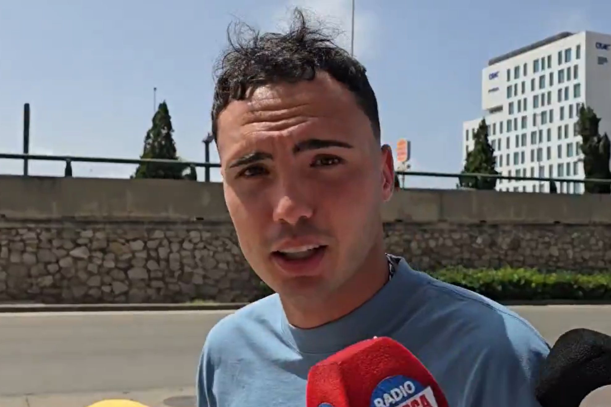 Arnau Martínez, a su llegada al reconocimiento médico en Valencia. RADIO MARCA VALENCIA