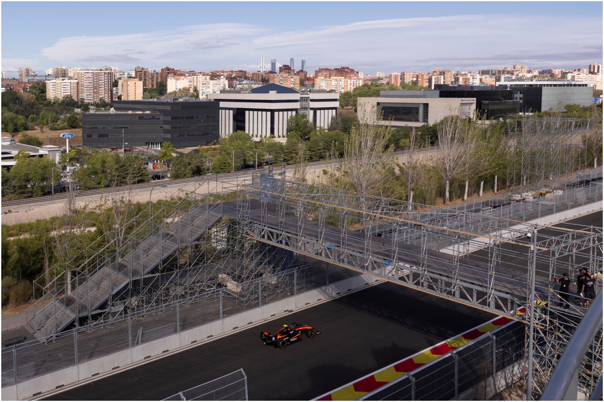 Imagen del circuito con los edificios de fondo.