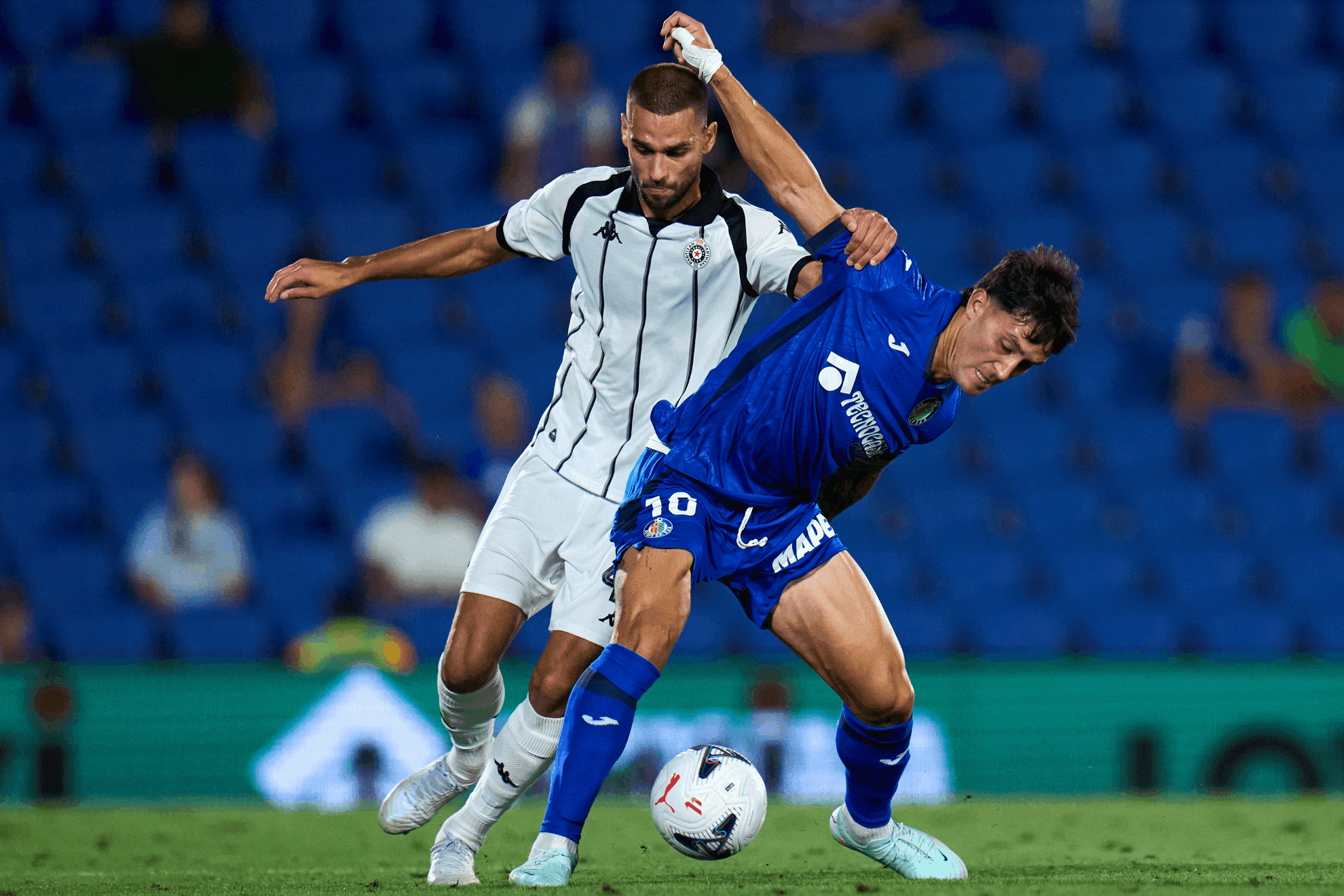 Martín Satriano, del Getafe, lucha por el balón con Stefan Milic, del Partizan. GETTY