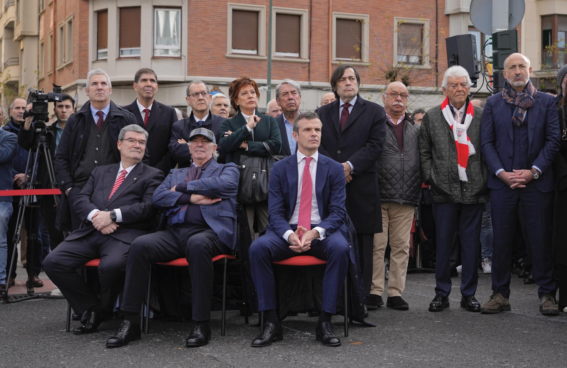 Los expresidentes del club, tras Aburto, Iribar y Uriarte en la inauguración de la estatua del Chopo.