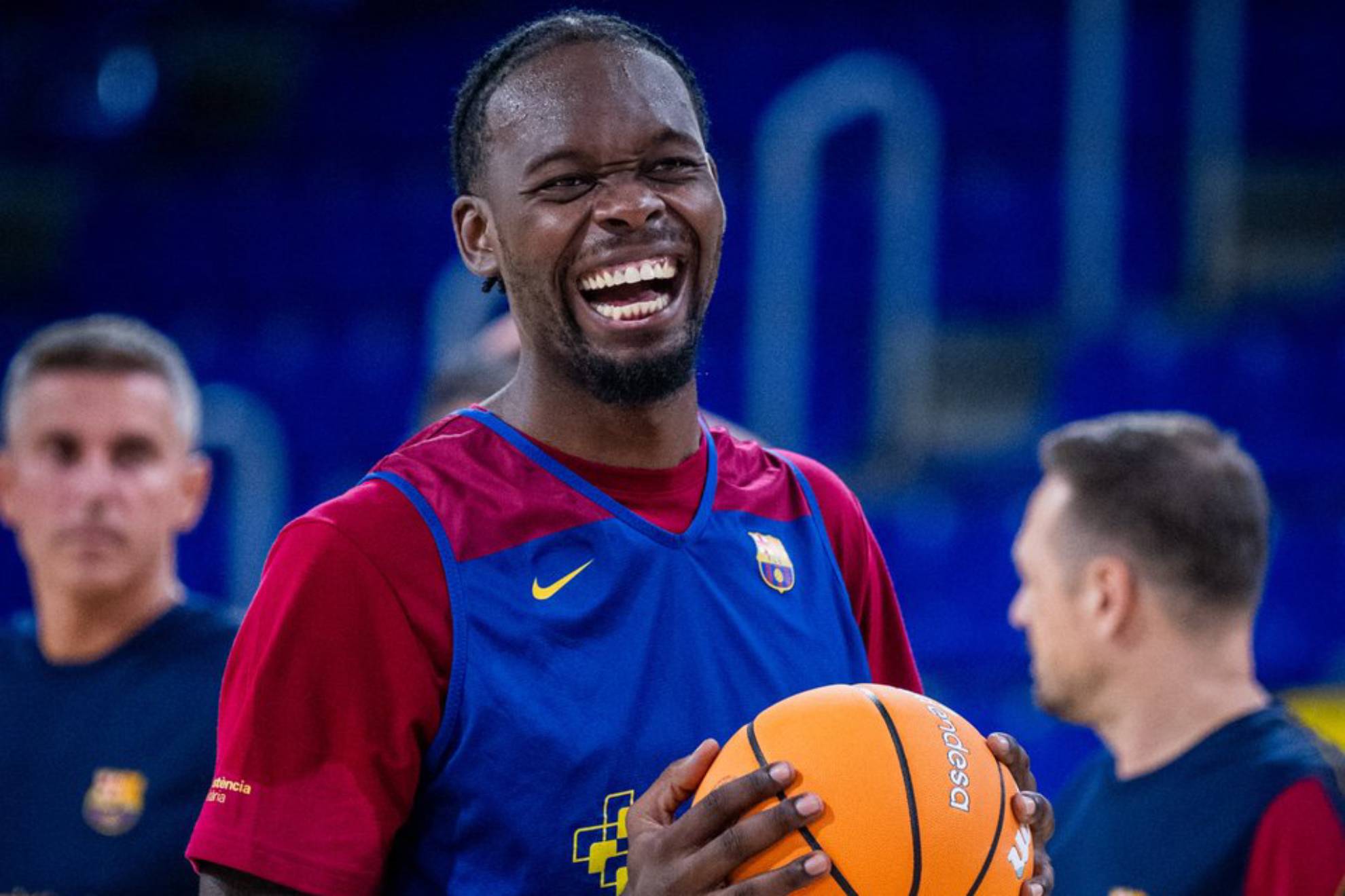 Yoan Makoundou sonríe durante un entrenamiento del Barcelona. FCBBASKET