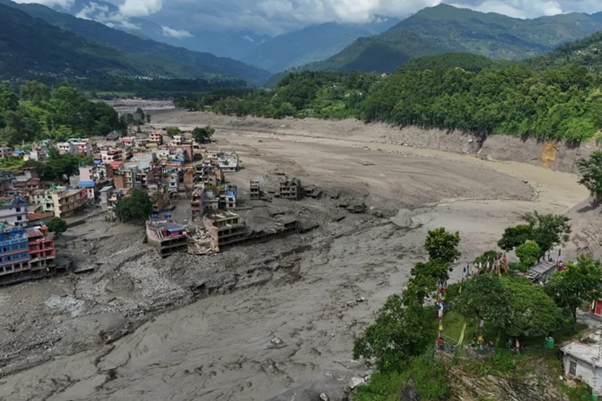 La Junta de Turismo de Nepal confirma que al menos 384 viajeros permanecen desaparecidos tras una inundación repentina ocurrida en la región fronteriza del Himalaya EFE
