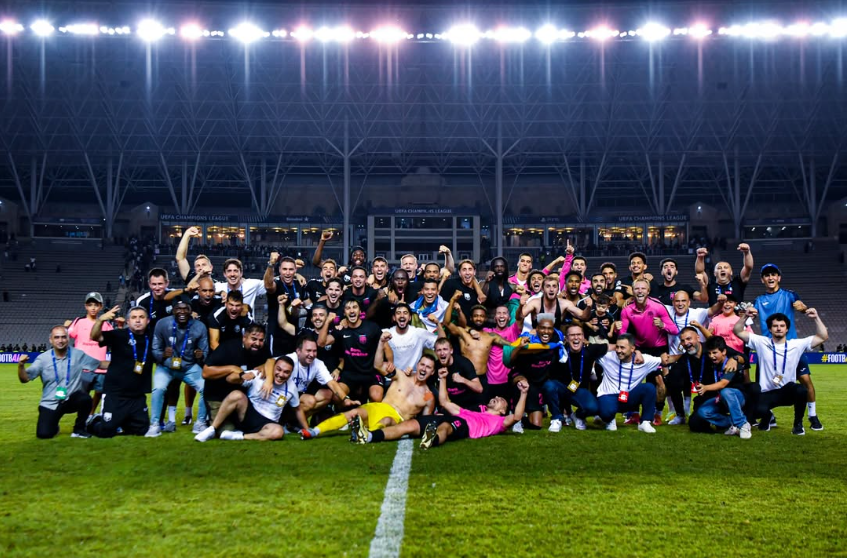 La plantilla posa tras la victoria ante el Hapoel.