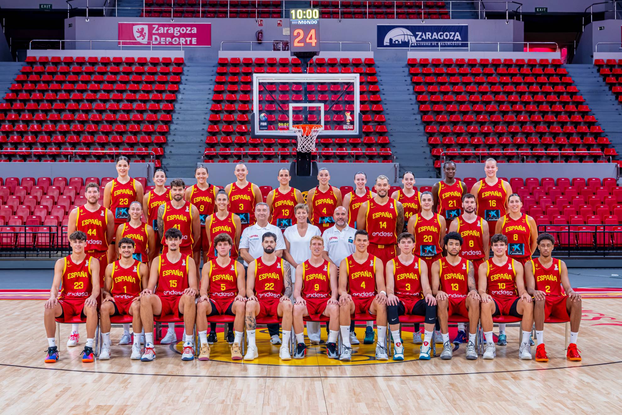 Las selecciones españolas absolutas de baloncesto posan en el Príncipe Felipe de Zaragoza. ALBERTO NEVADO/FEB
