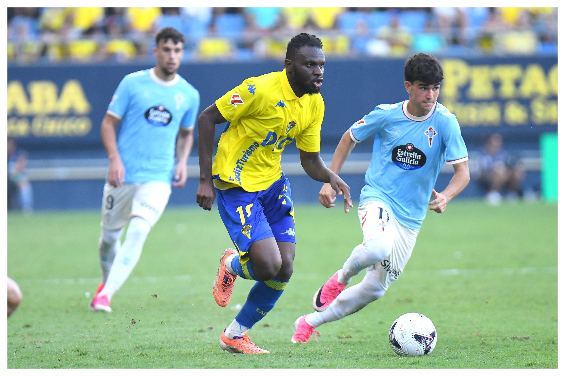 Rominigue Kouamé, en uno de los 39 partidos oficiales con la camiseta amarilla CÁDIZ CF