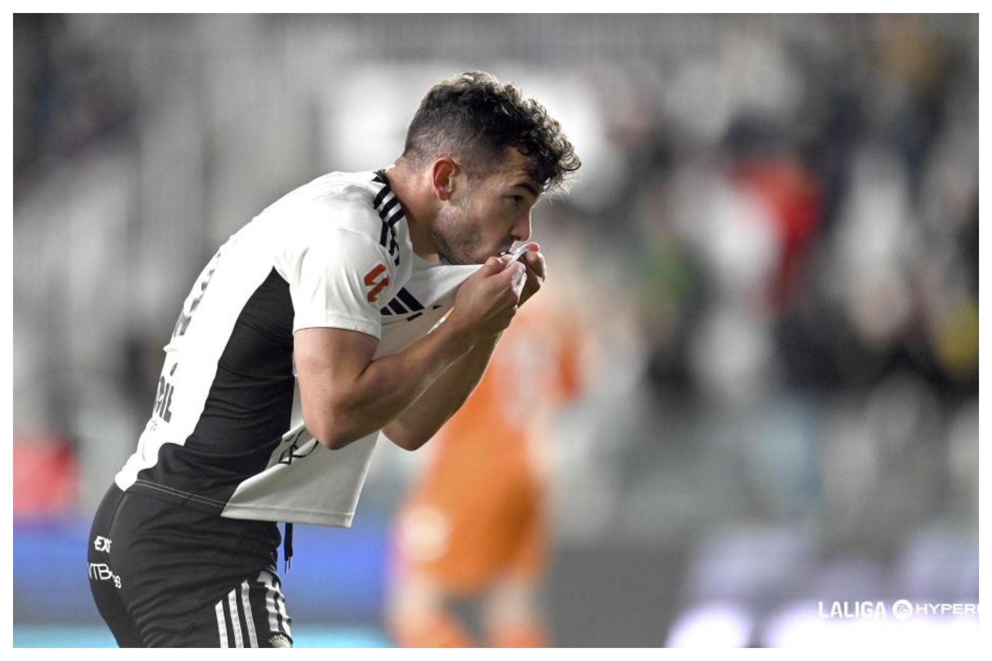 Curro Sánchez, en su habitual celebración tras un gol: besándose el escudo LALIGA