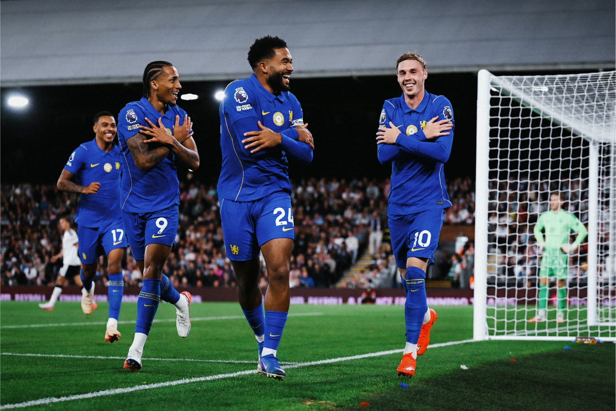 Palmer celebra su gol ante el Fulham junto a Reece James y Joao Pedro @ChelseaFC