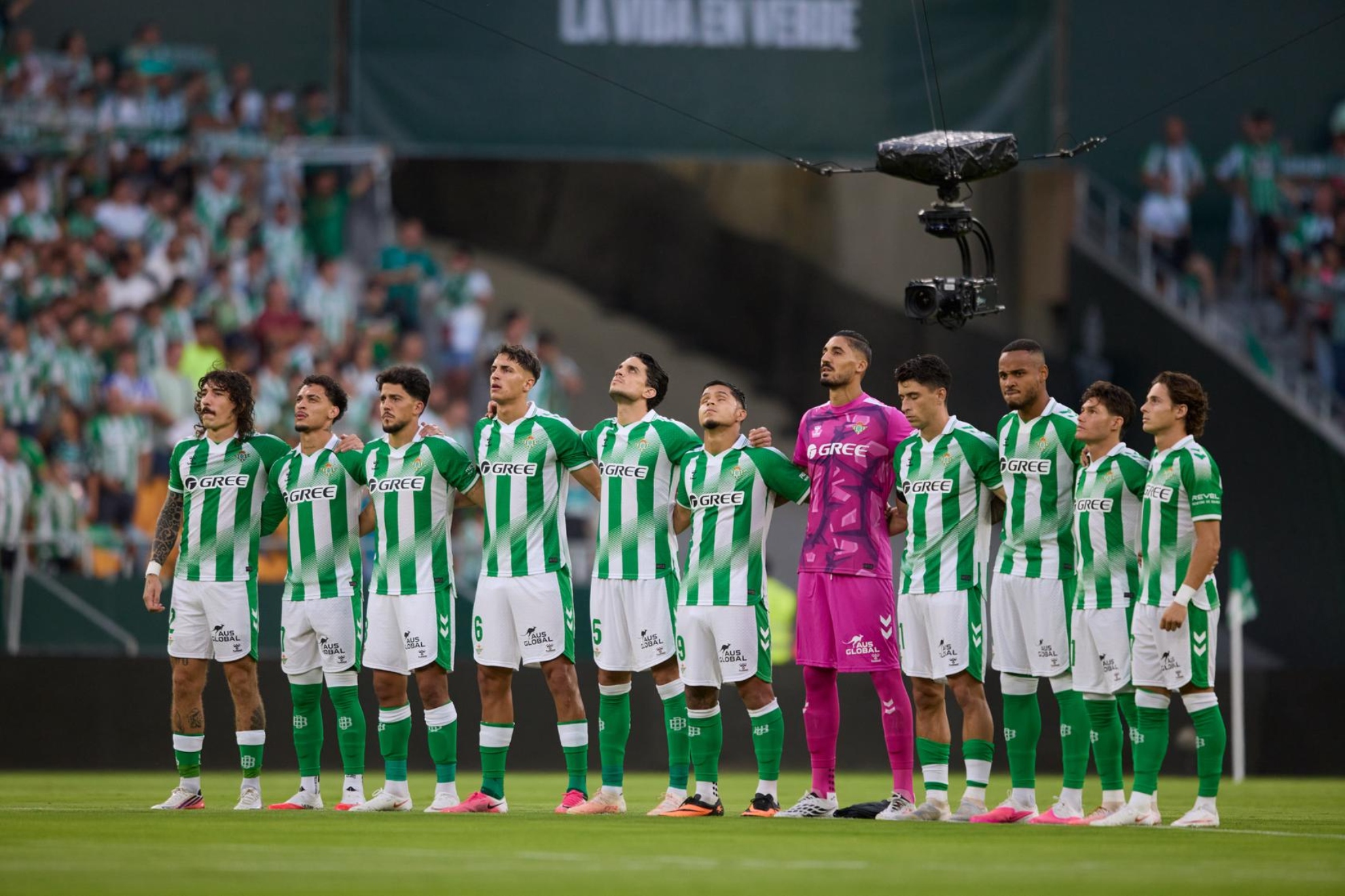 Los jugadores del Betis durante un minuto de silencio. @RealBetis