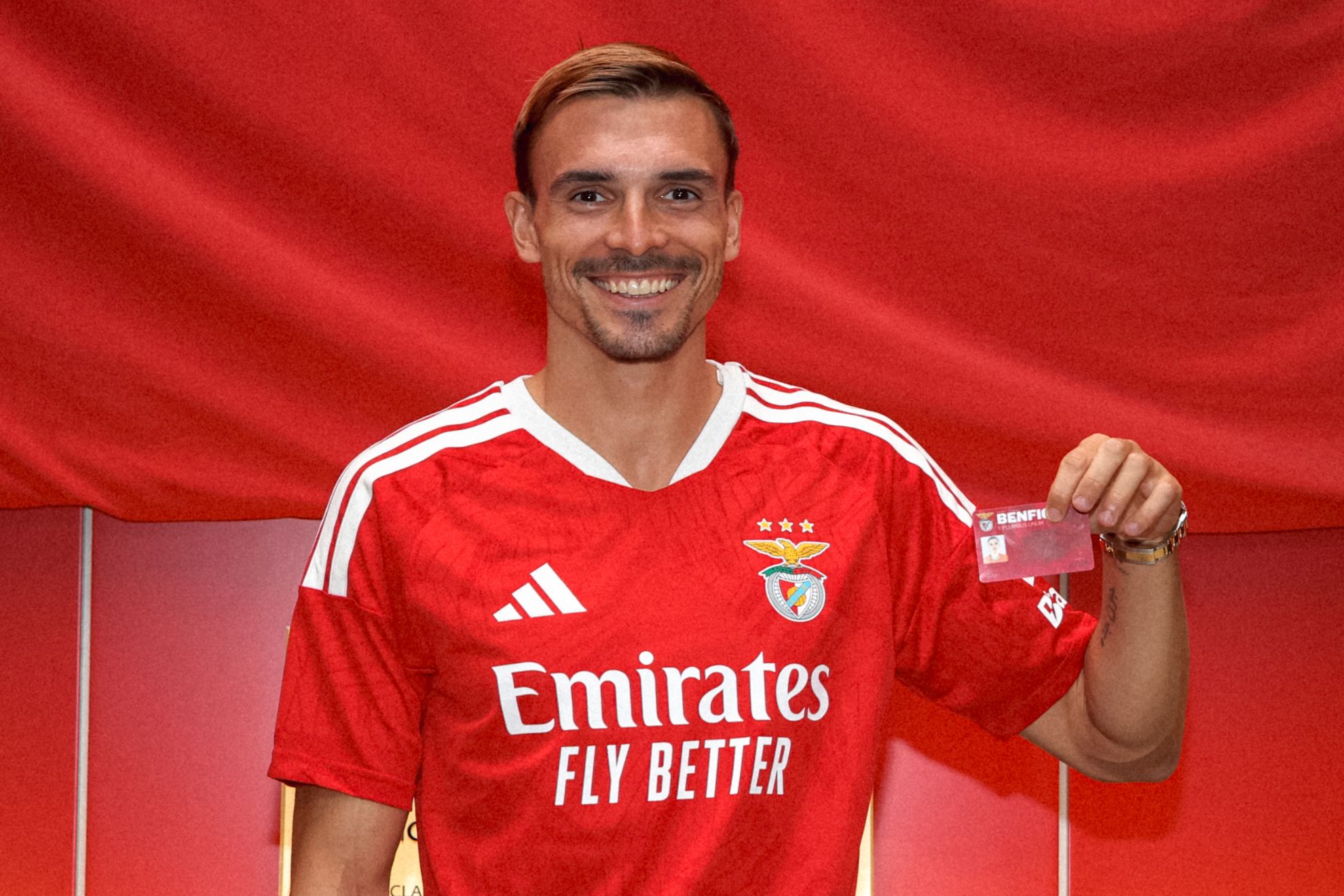 Palhinha posa con su carnet de socio del Benfica @SLBenfica