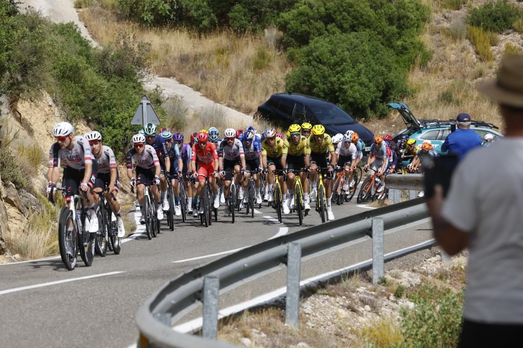 El pelotón durante la quinta etapa de La Vuelta a España, este miércoles, que se disputa entre Falset y Roquetes (Tarragona).