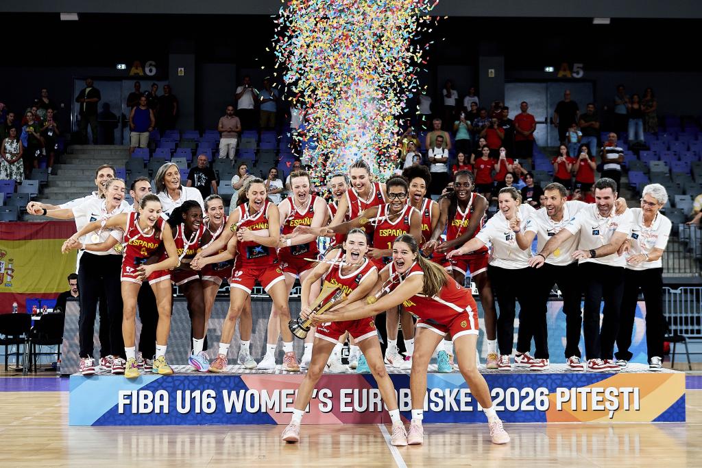 La selección española Sub 16 levantando el trofeo de campeones en el Eurobasket.