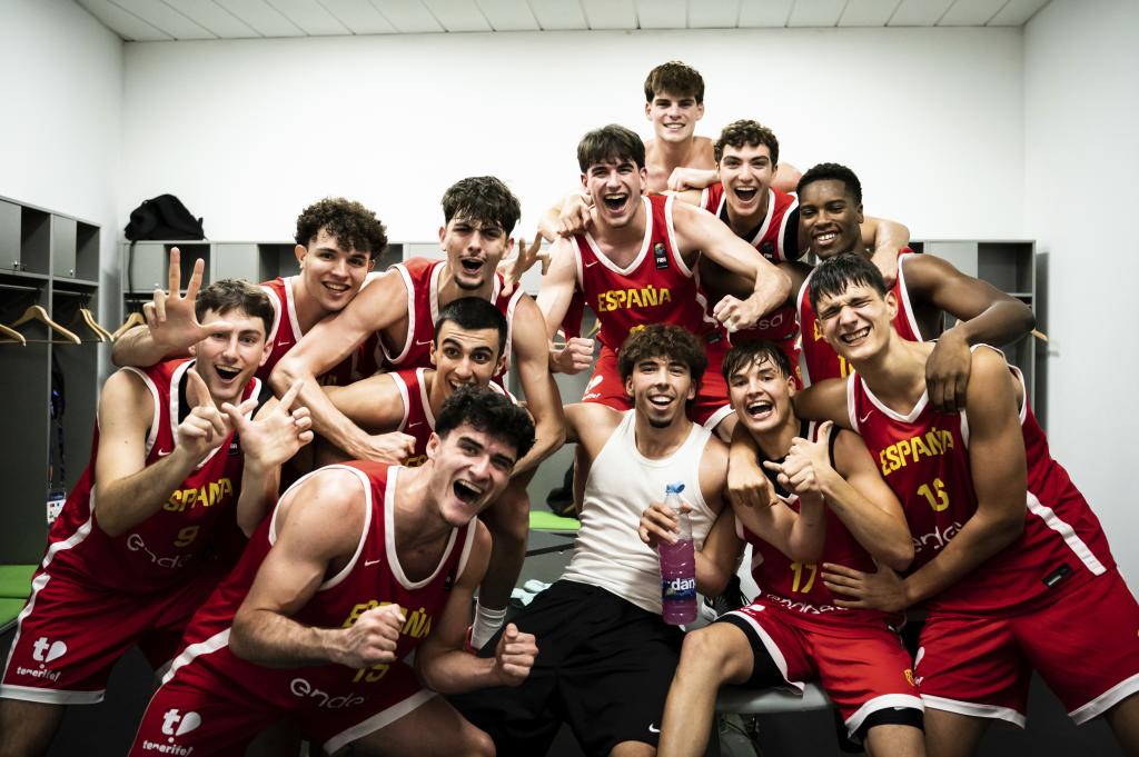 La selección masculina Sub 20 de España celebrando el bronce en el Eurobasket.