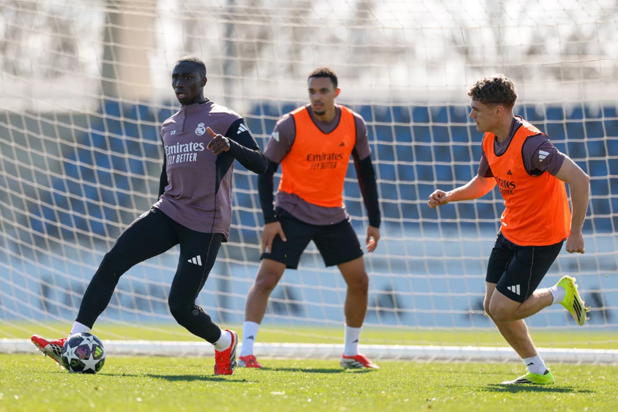 Manu Serrano, a la derecha, junto a Mendi y Trent en una sesión con el primer equipo. REALMADRID.COM