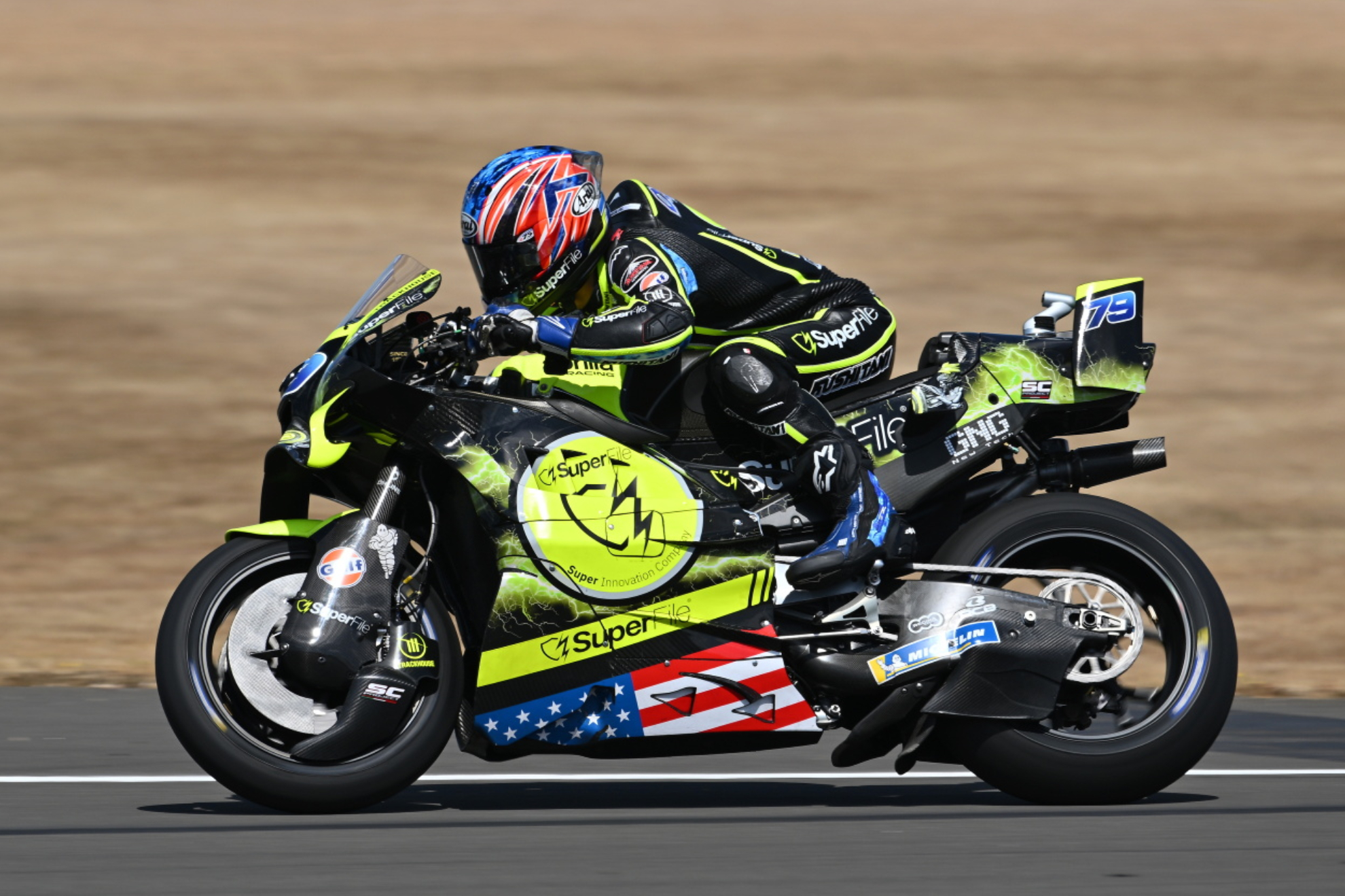 Ai Ogura compitiendo en el trazado de Silverstone. MICHELIN