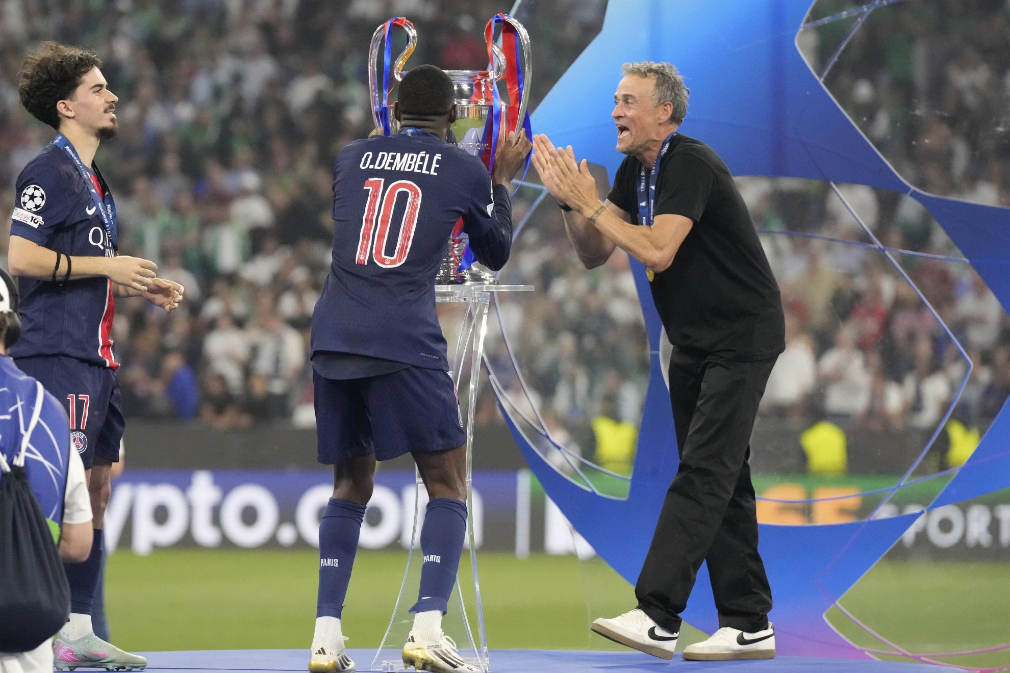 Dembélé y Luis Enrique, con el trofeo de la Champions