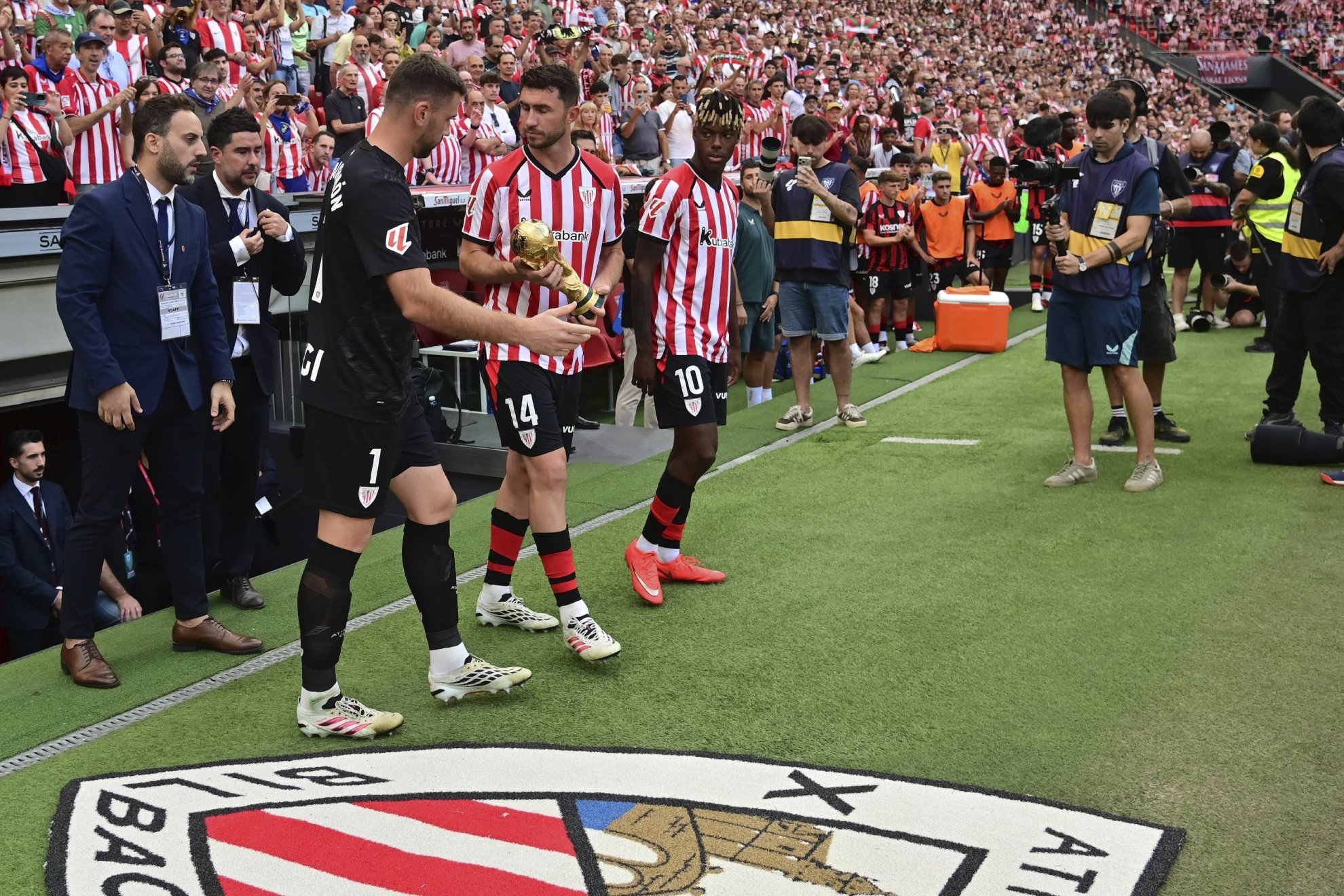 Unai Simón, Laporte y Nico, en el homenaje de San Mamés.
