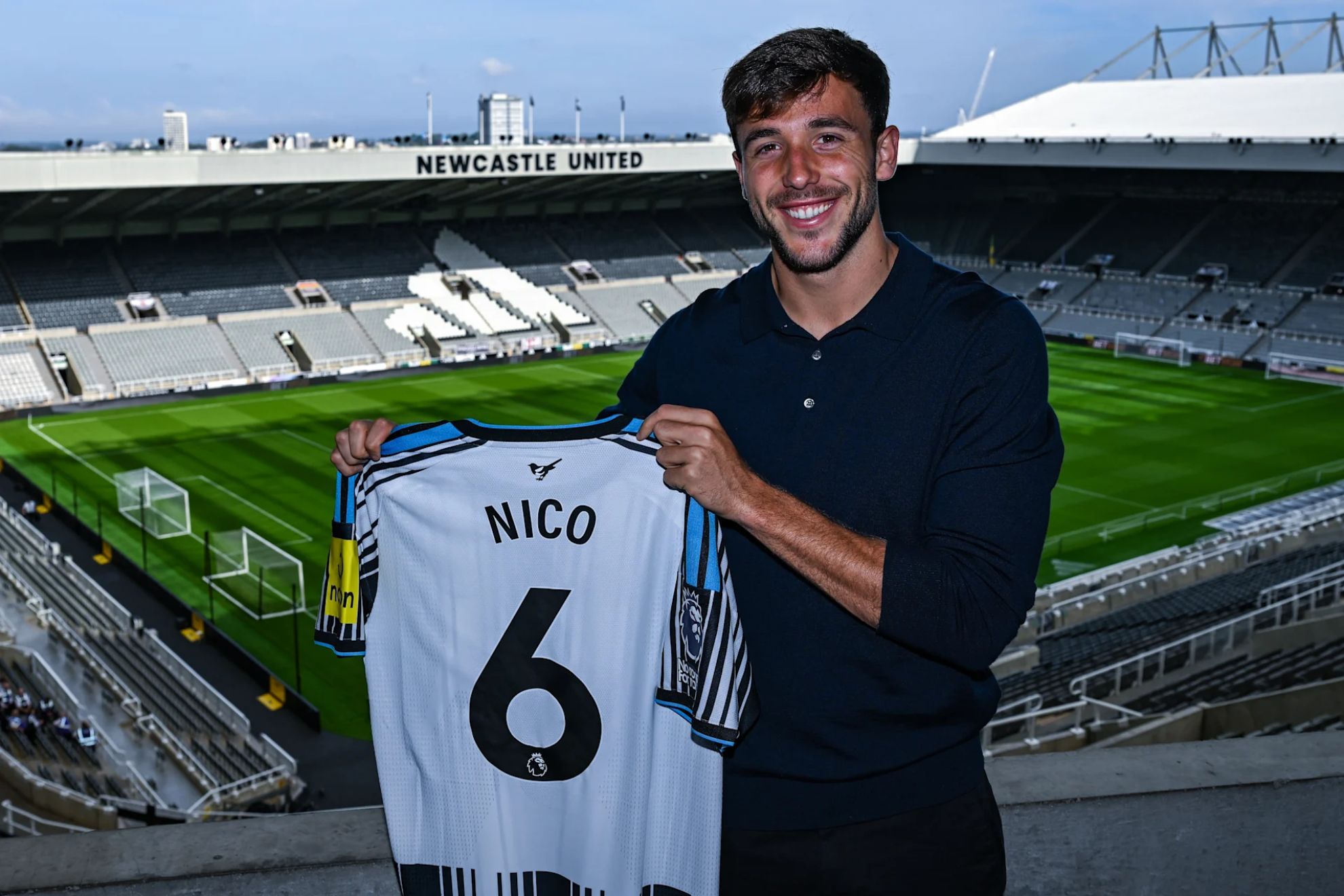 Nico González posa como nuevo '6' del Newcastle