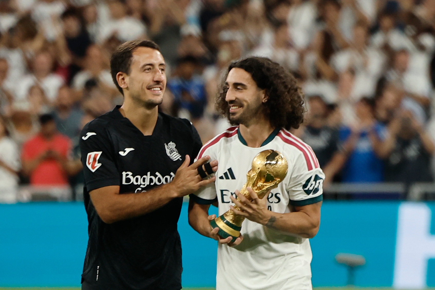 Marc Cucurella y Mikel Oyarzabal posan con la Copa del Mundo SERGIO PÉREZ