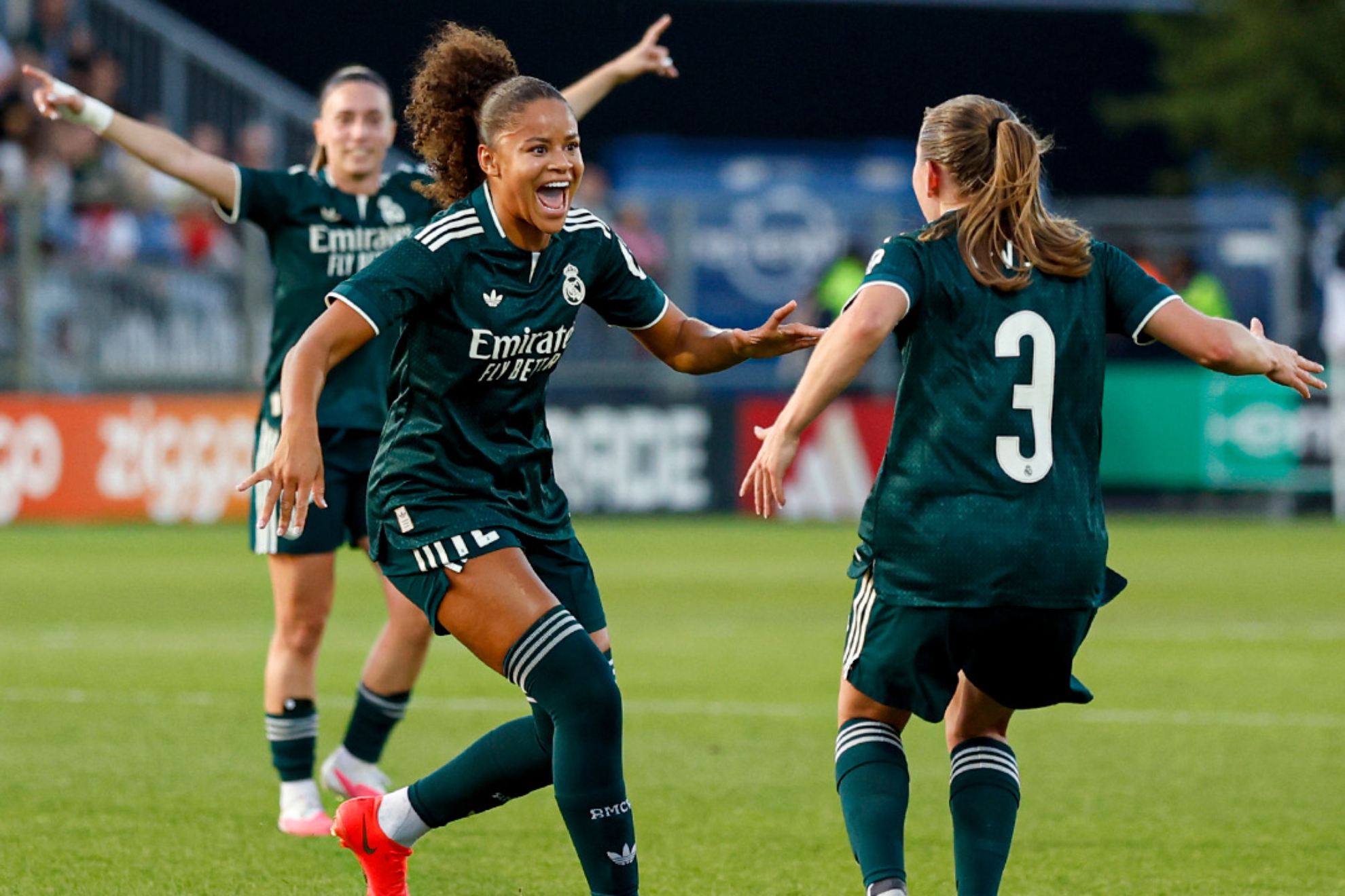 Felicia Schröder celebra un gol ante el Ajax. Real Madrid