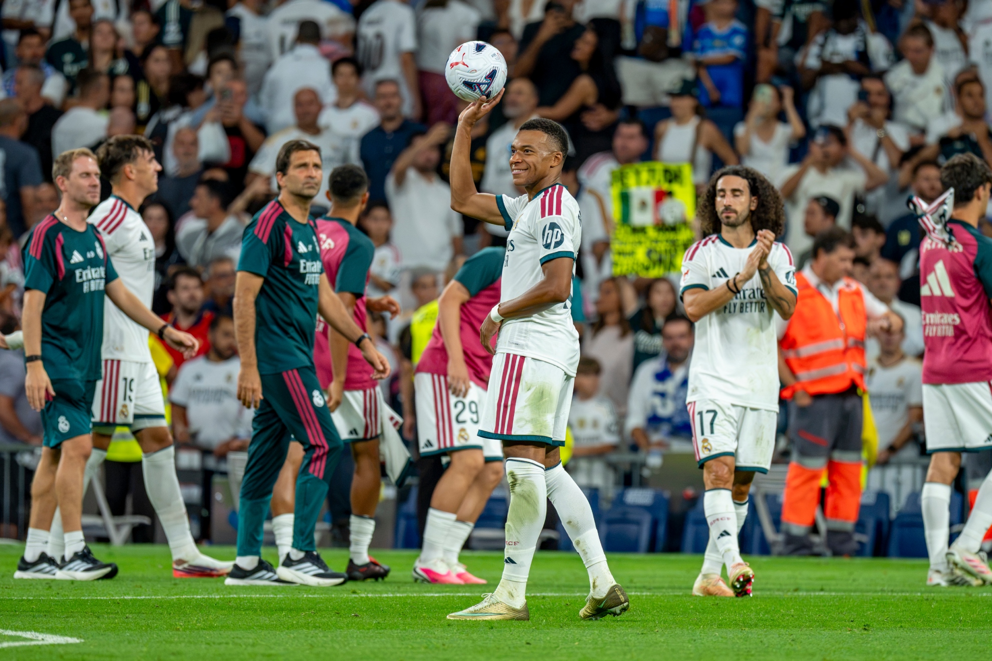 Mbappé, llevándose el balón del partido tras marcar tres goles. PABLO MORENO