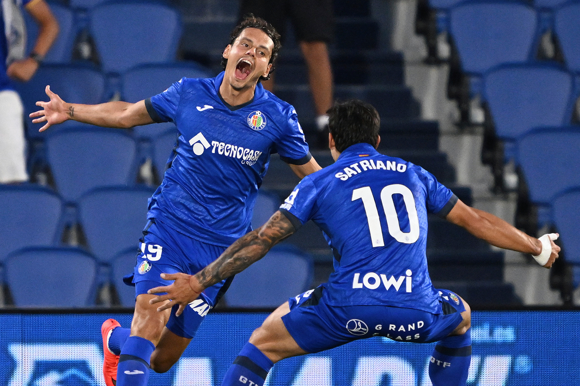 Ünal y Satriano celebran contra el Partizan