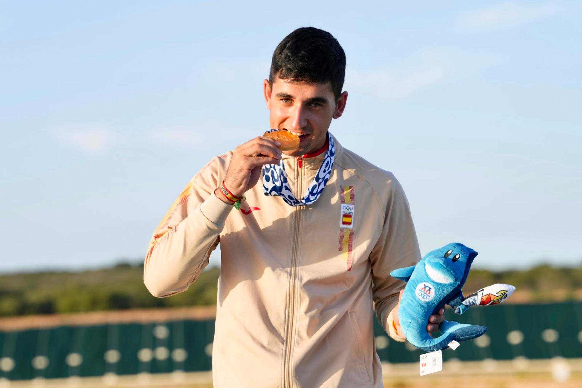 Andrés García muerde su medalla