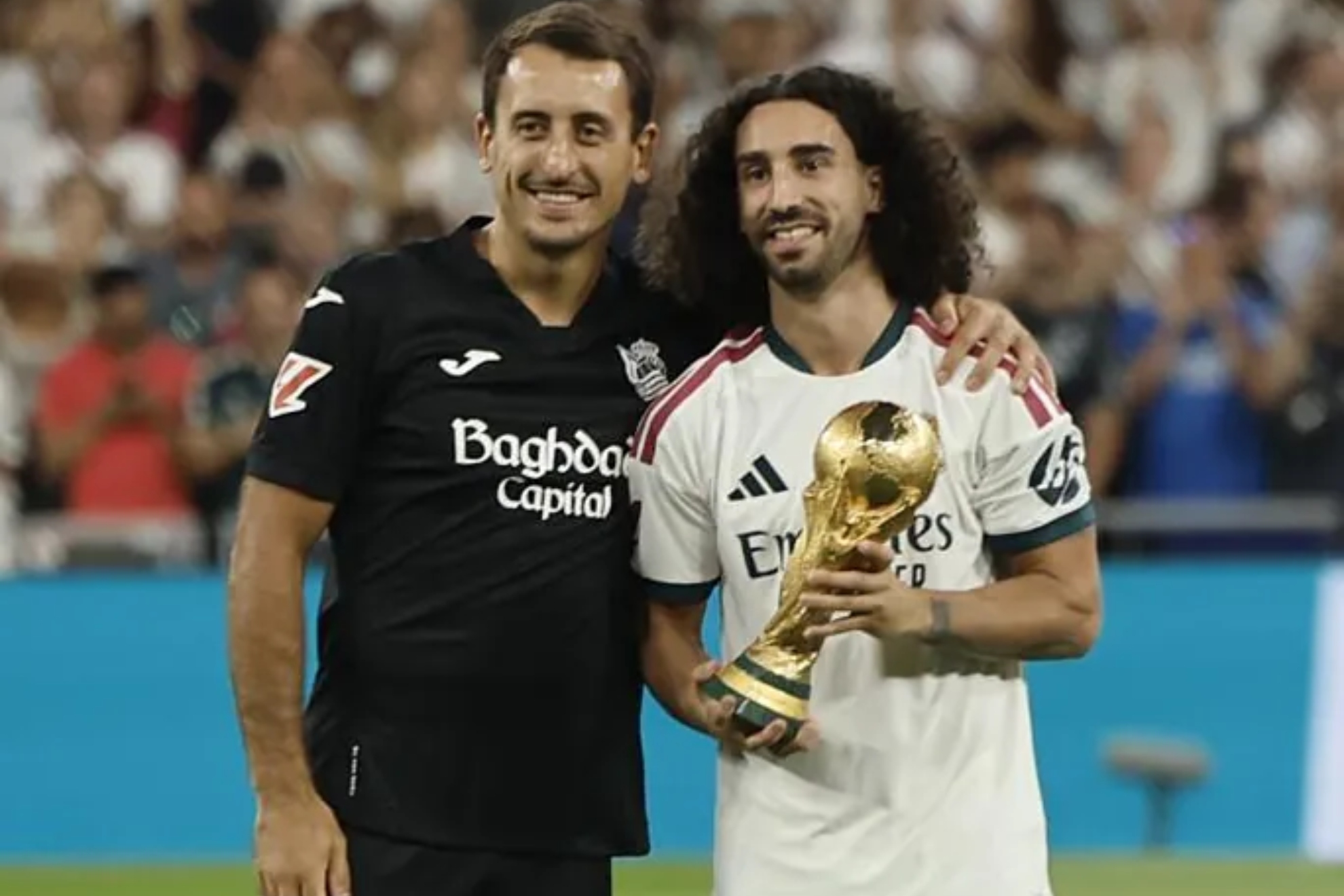 Mikel Oyarzabal posa con Cucurella con el trofeo de campeones del Mundo. EFE