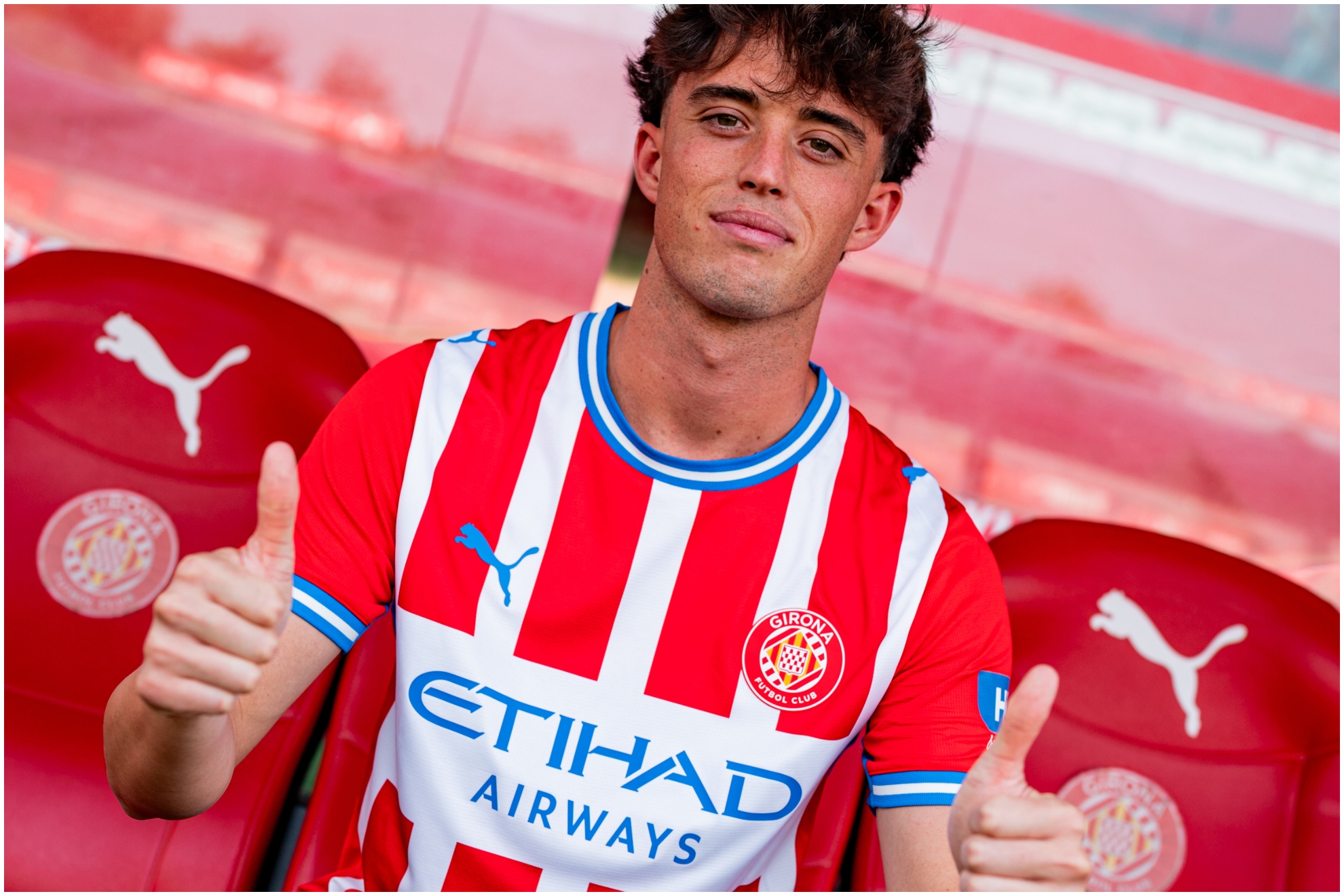 Javi Boñar posando con la camiseta del Girona.
