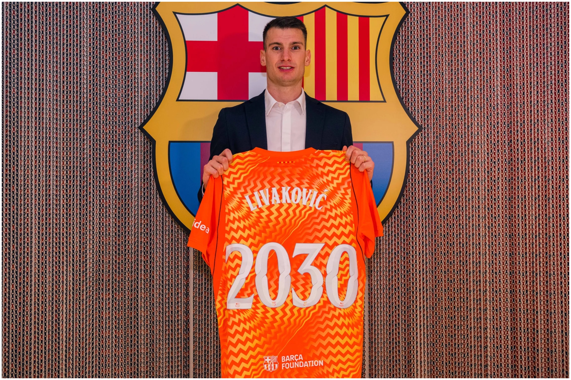 Livakovic posando con la camiseta del Barça.