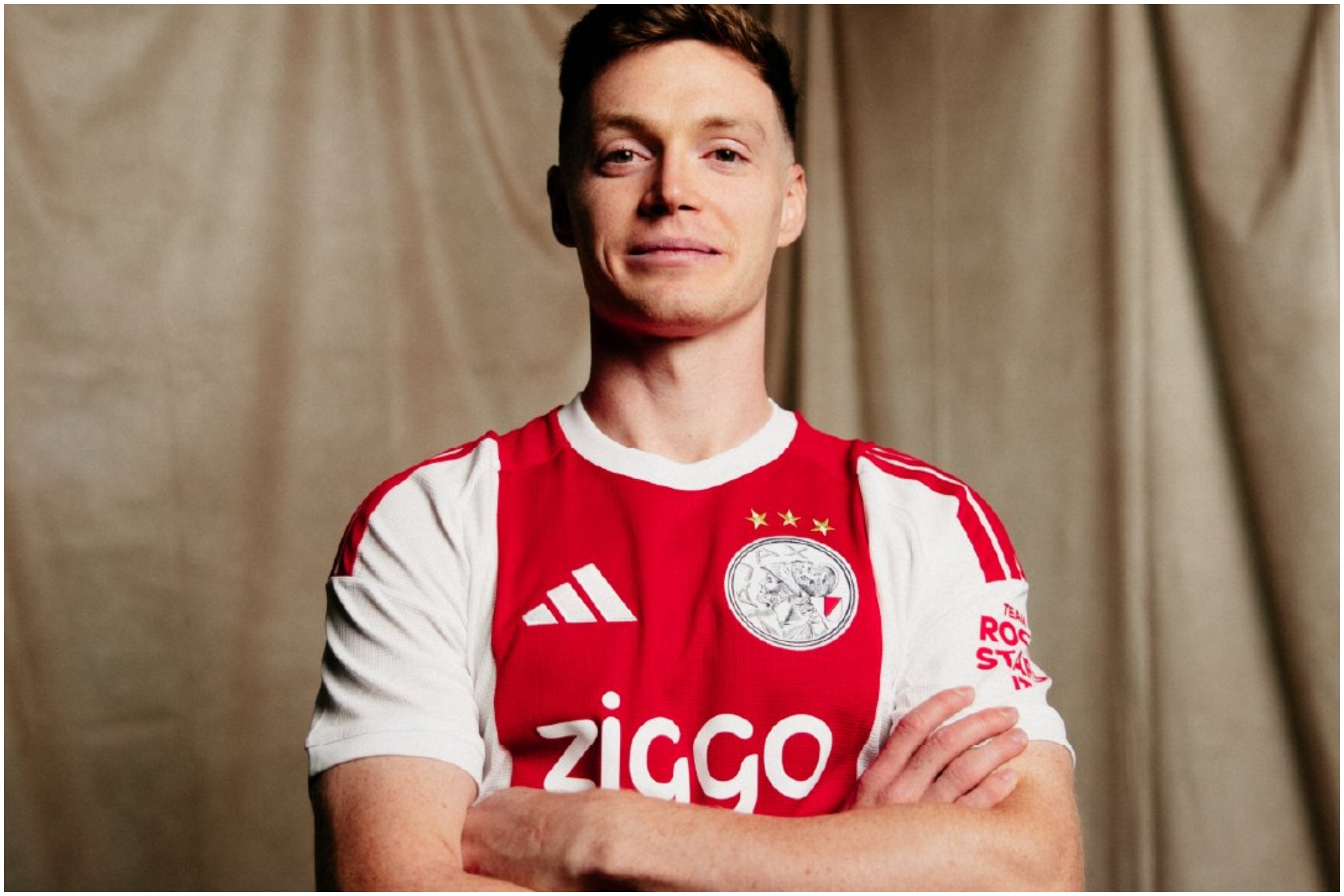 Tsygankov posando con la camiseta del Ajax.