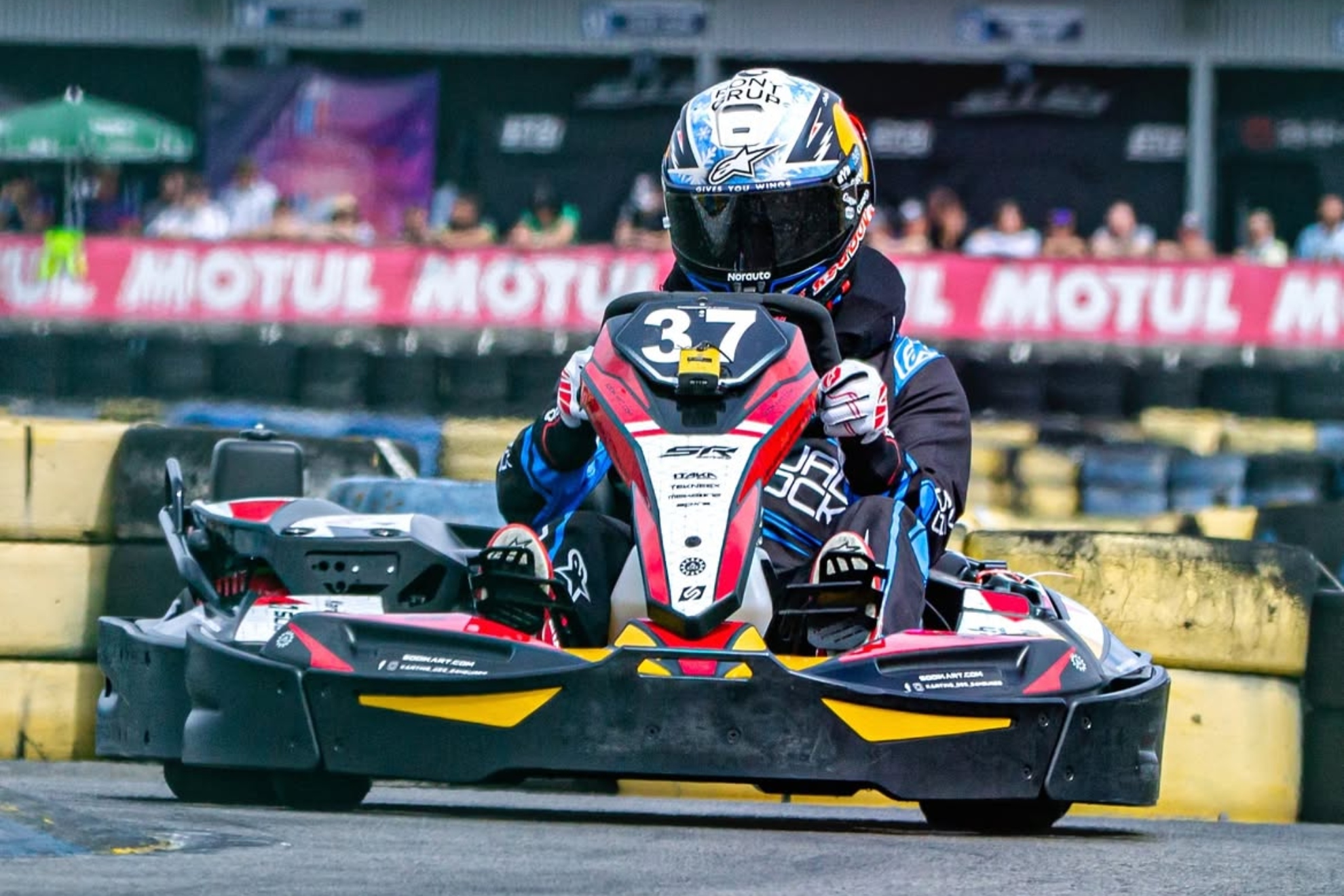 Pedro Acosta, con su kart en Le Mans. INSTAGRAM
