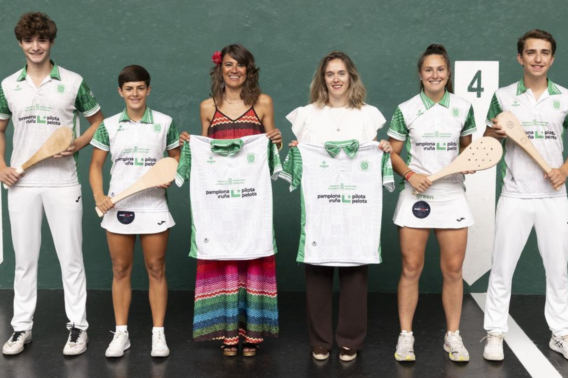 Hace unos días el Ayuntamiento de Pamplona presentó las camisetas oficiales de la Federación Navarra de Pelota Vasca, que incluyen el lema 'Pamplona, Capital Mundial de la Pelota Vasca'. Ayto. de Pamplona