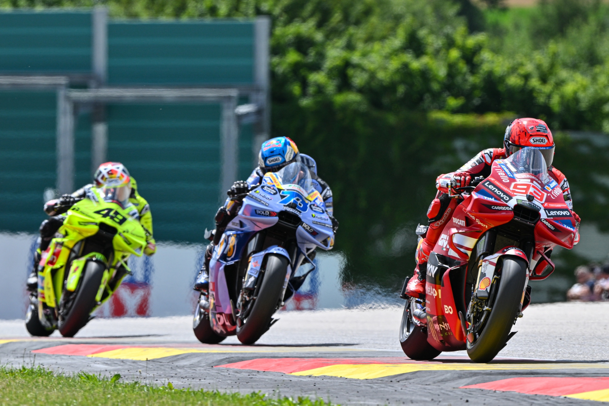 Marc Márquez, delante de Álex y Di Giannantonio. MOTOGP