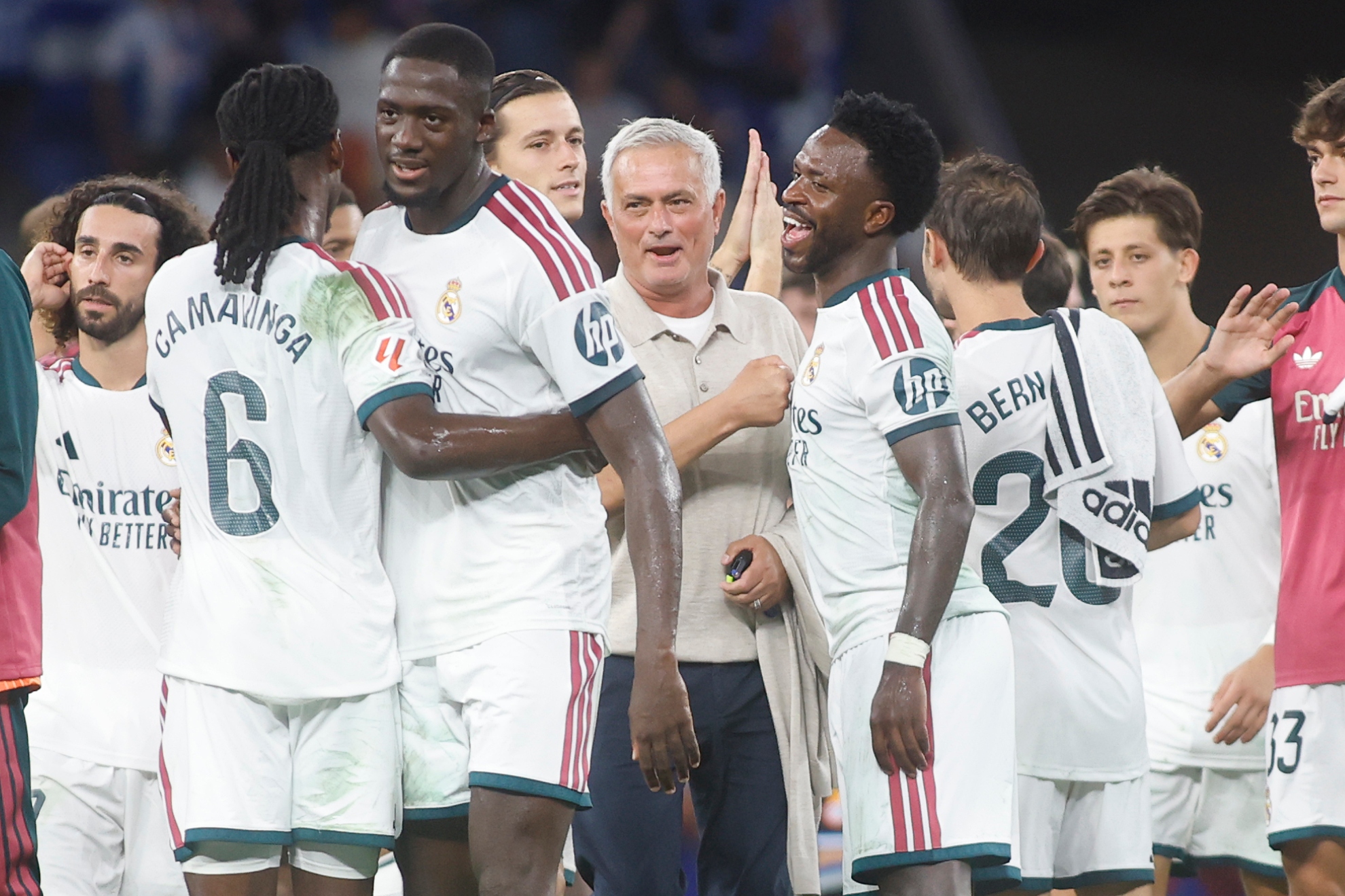 Mourinho junto a sus jugadores tras la victoria ante el Espanyol. FRANCESC ADELANTADO