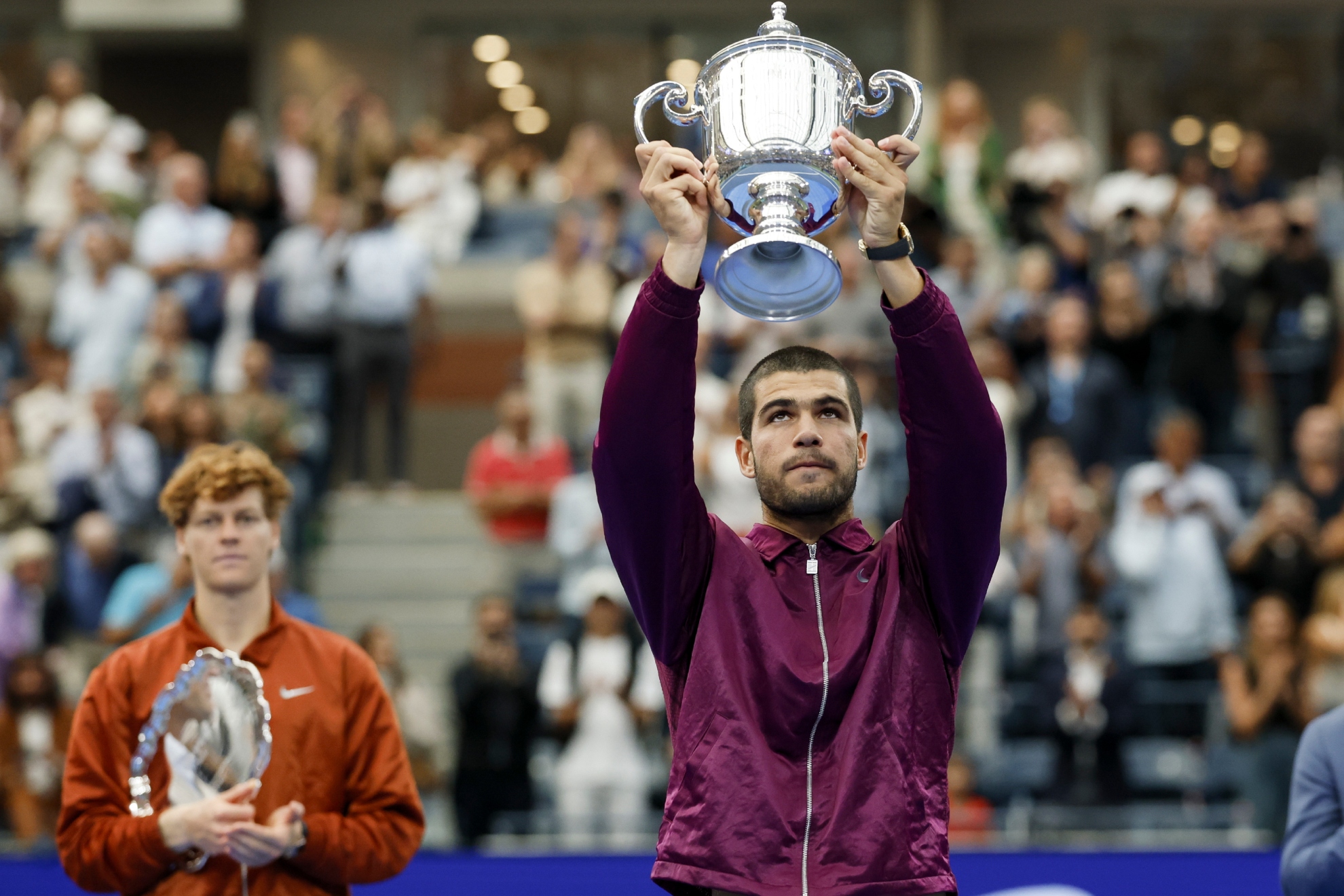 Alcaraz levanta el trofeo de campeón del US Open 2025.
