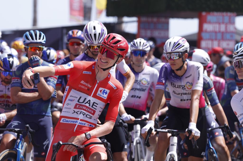 El líder de la clasificación general, el ciclista esloveno Tadej Pogacar (c), se hace una foto antes del inicio de la sexta etapa de La Vuelta a España.