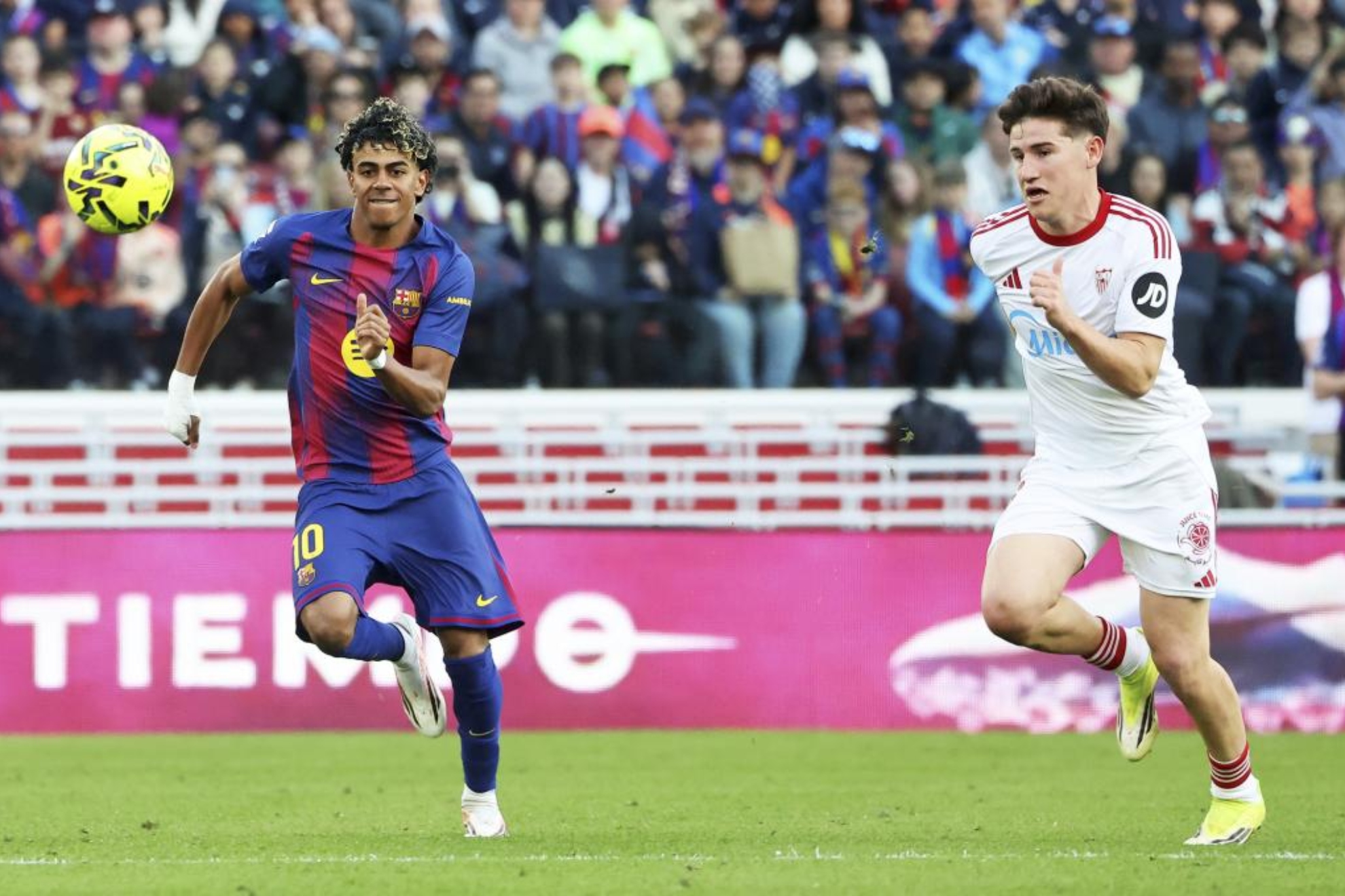 Oso disputa un balón con Lamine en un encuentro de la pasada temporada. GETTY IMAGES