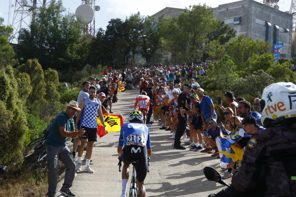 El ciclista esloveno del UAE Emirates Tadej Pogacar (detrás) seguido por el español del Movistar Enric Mas a punto de coronar el puerto de El Bartolo.