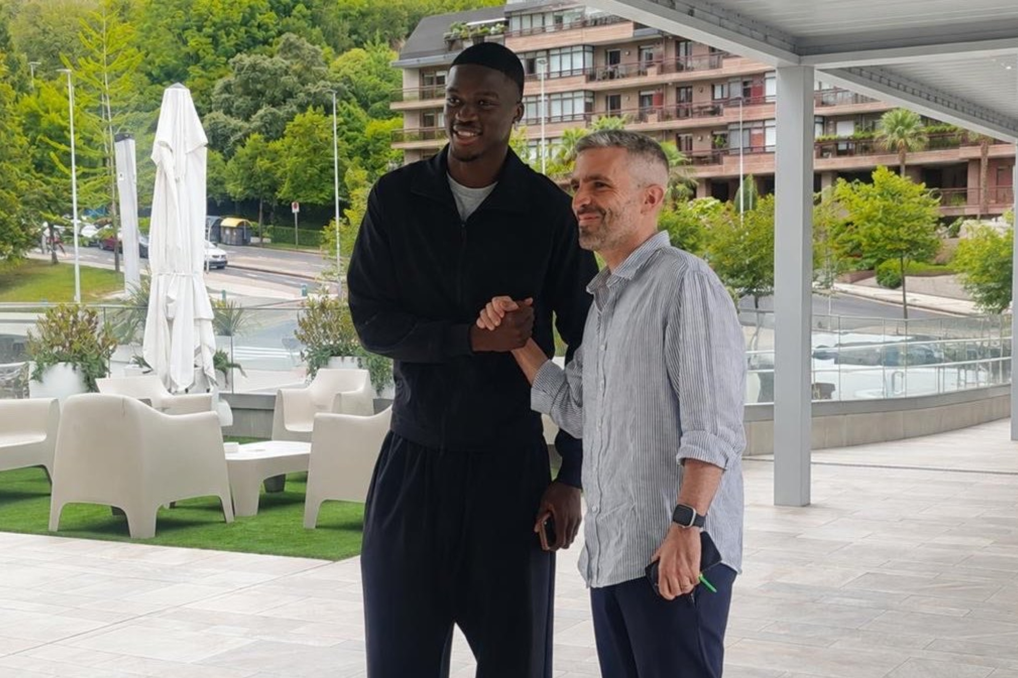 Mamadou Sarr posa con Erik Bretos a su llegada a San Sebastián. Radio MARCA Donostia