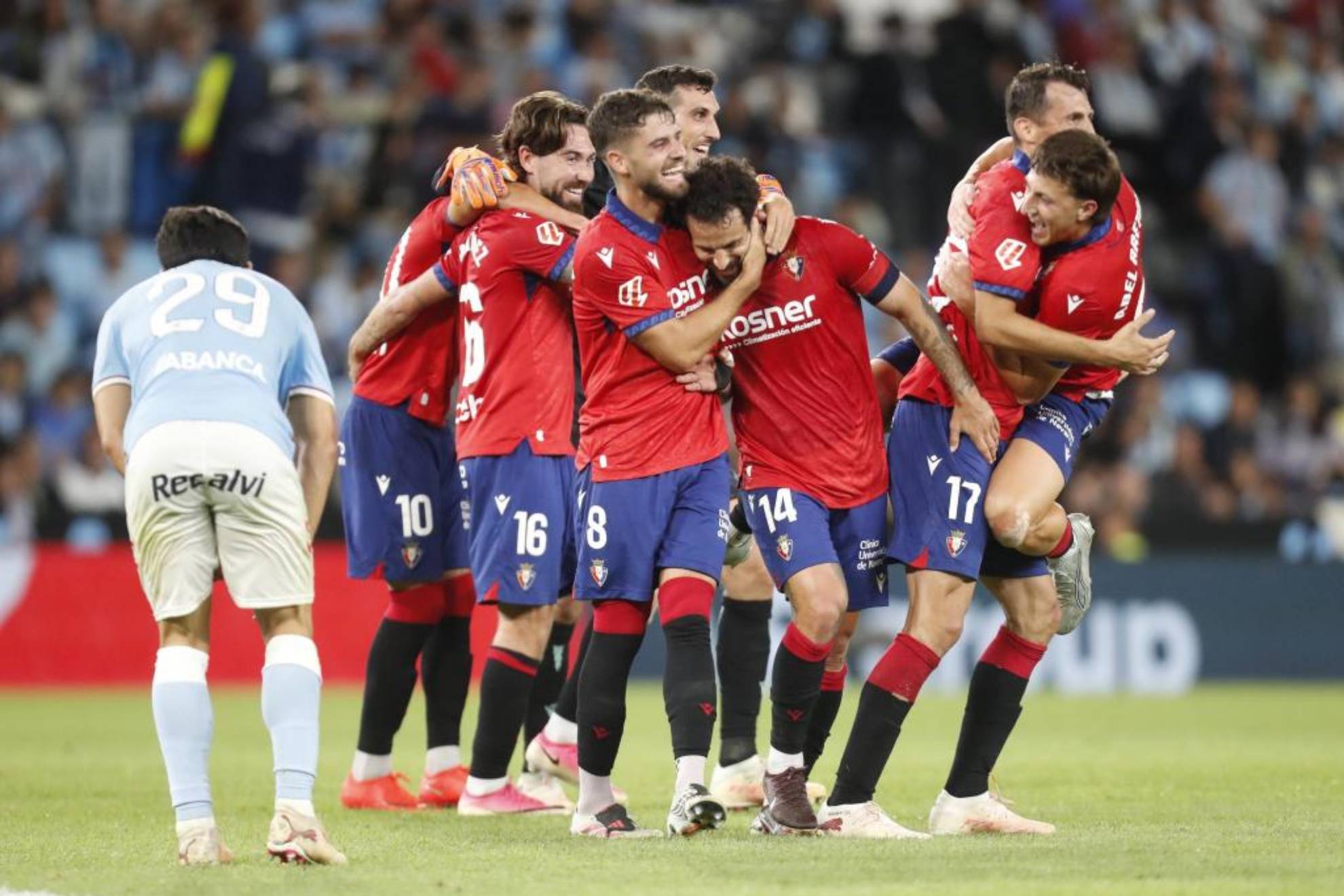 Los jugadores de Osasuna celebran uno de los goles en Balaídos