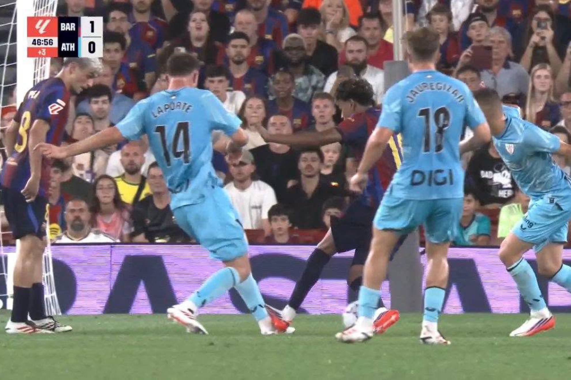 Momento el que Lamine impacta en el pie de Laporte