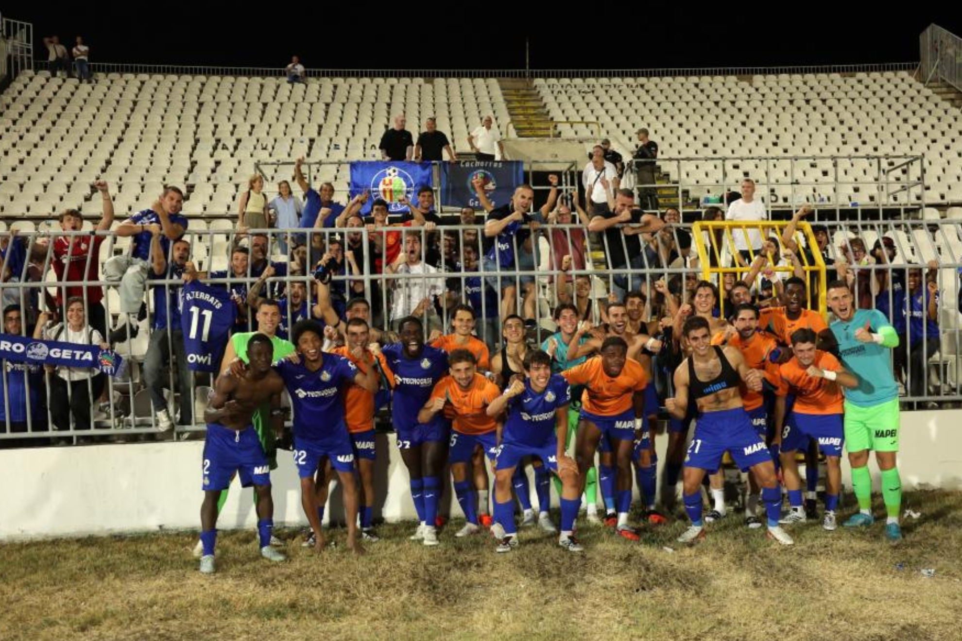 Los jugadores del Getafe celebran con la afición que se desplazó a Belgrado la clasificación para la Fase Liga de la Conference. EFE