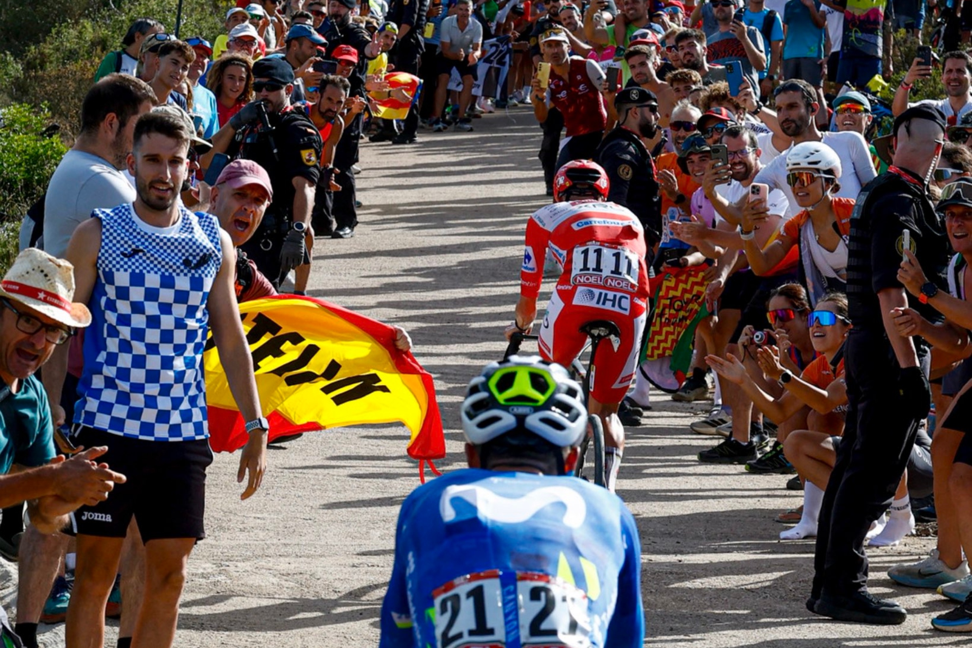 Enric Mas, persiguiendo a Pogacar en El Bartolo.