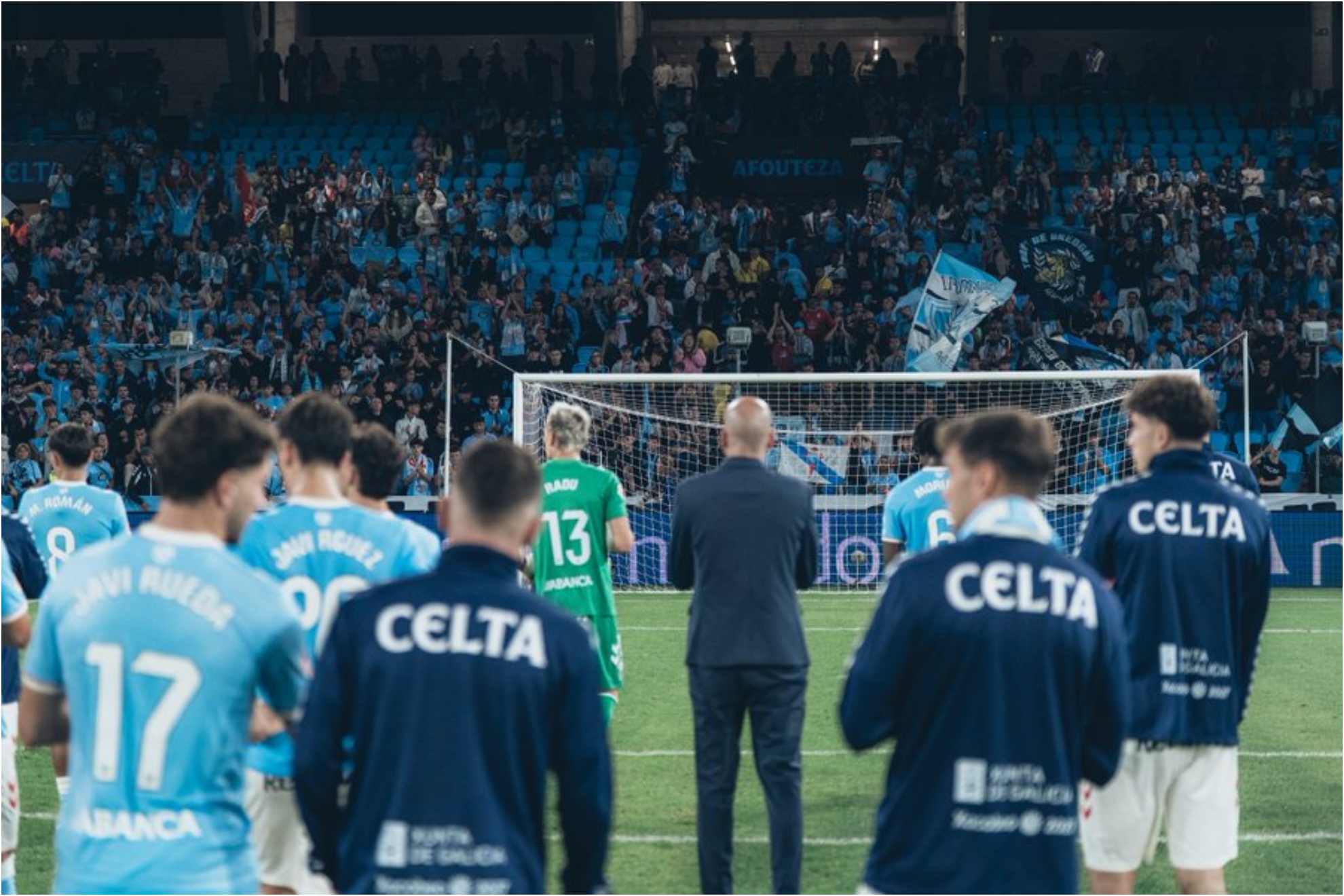 El celta aplaude a la grada de Balaídos. CELTA DE VIGO