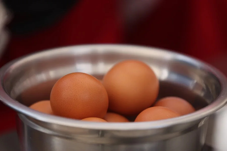 Huevos en un bol fuera de la nevera EFE
