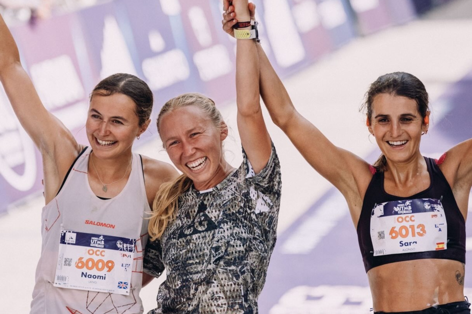 Sara Alonso, a a derecha, junto a Lauren Gregory y Naomi Lang UTMB
